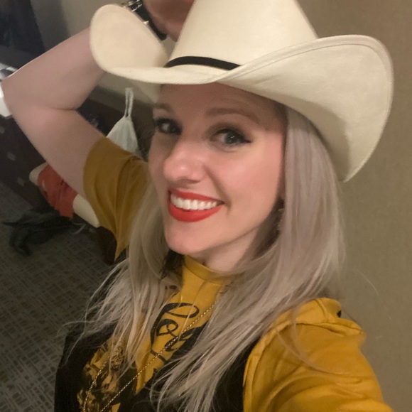 Meet your Posher, Meredith - Picture 11 of 11